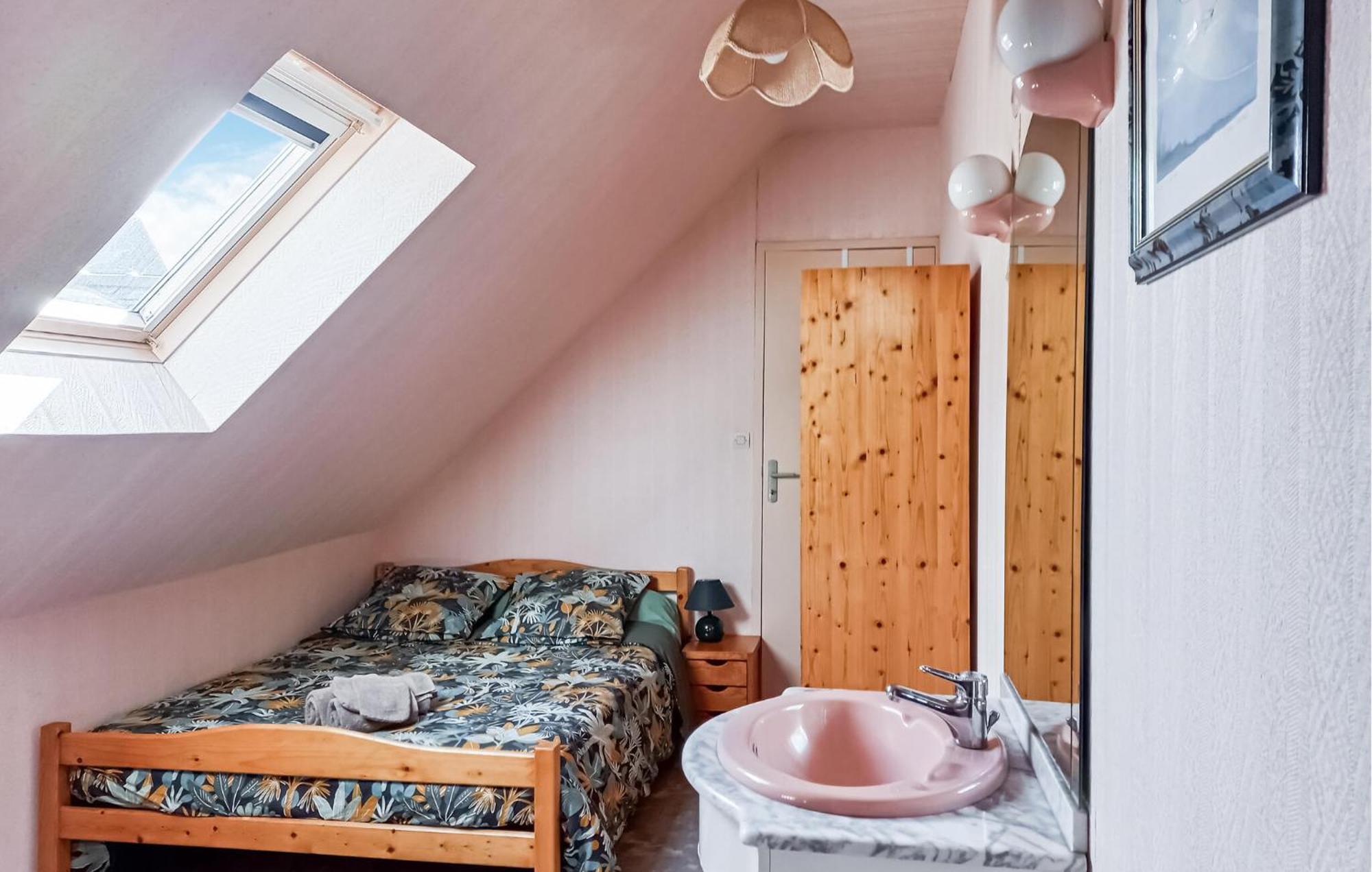 3 Bedroom Awesome Home In Lezardrieux Екстер'єр фото