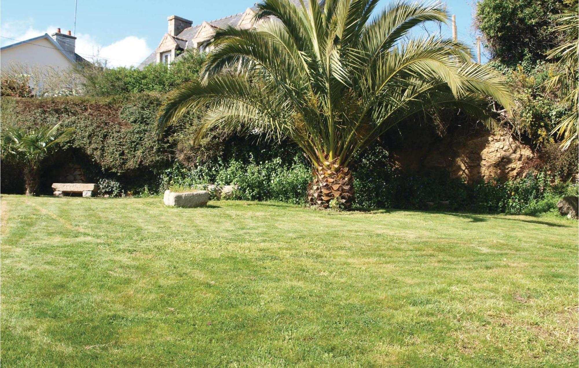 3 Bedroom Awesome Home In Lezardrieux Екстер'єр фото