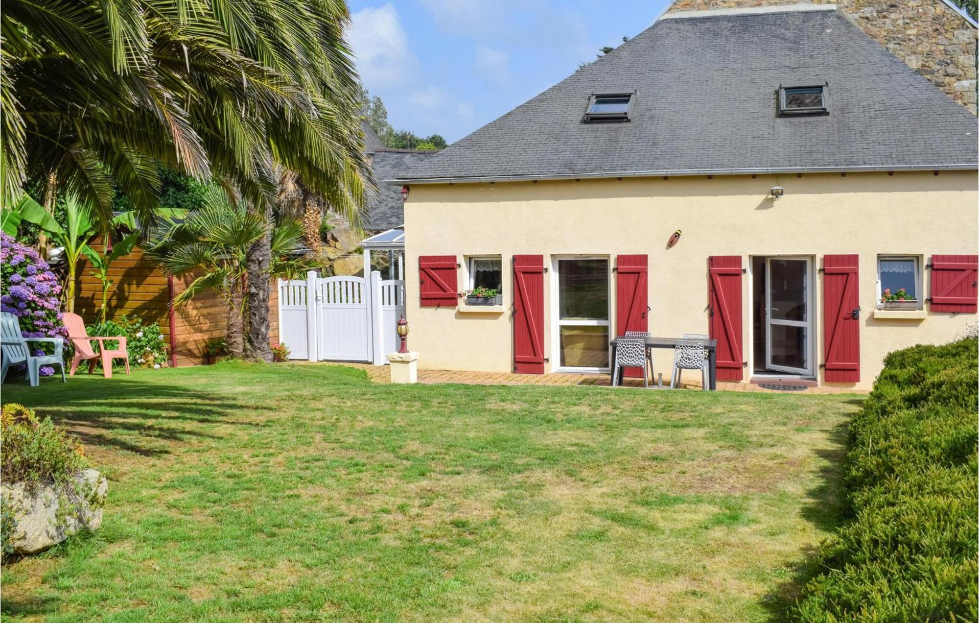 3 Bedroom Awesome Home In Lezardrieux Екстер'єр фото