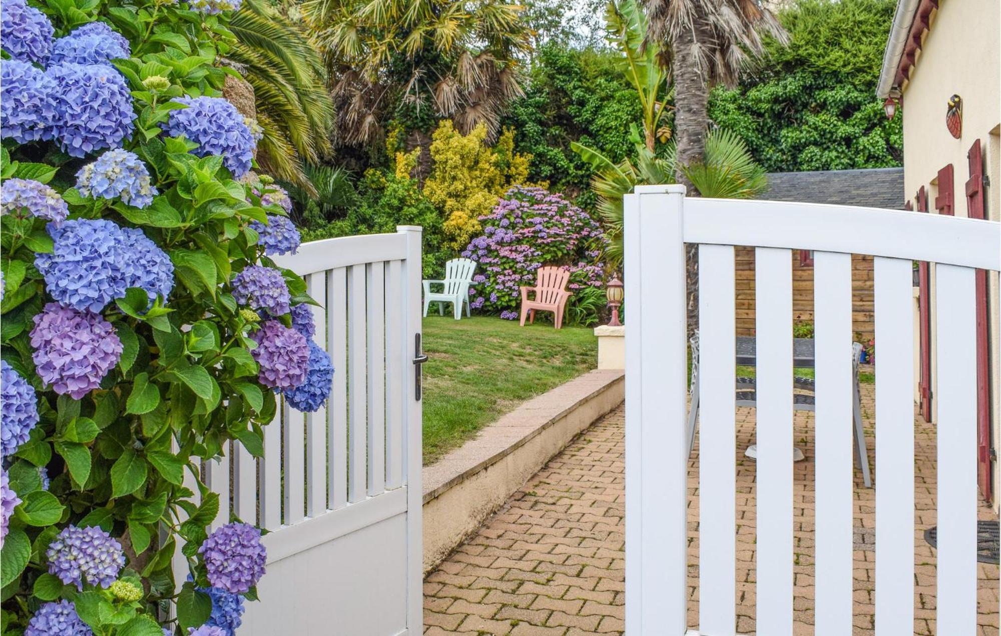 3 Bedroom Awesome Home In Lezardrieux Екстер'єр фото